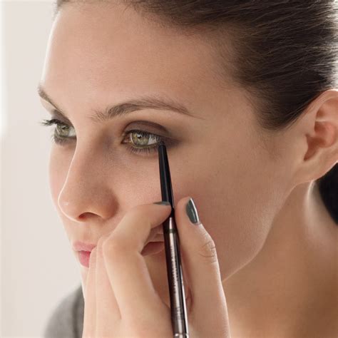 Effortless Kohl Eyeliner .